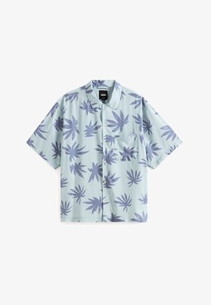 Kortærmet skjorte med knaplukning i lyseblåt stof, med et lilla bladmønster og en brystlomme. Mærke-logo synligt på ærmet.