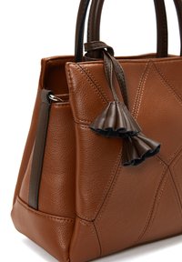 Bruine leren handtas met een gestructureerd oppervlak, voorzien van een geometrisch ontwerp, korte stevige handvatten en een decoratieve kwastaccent.