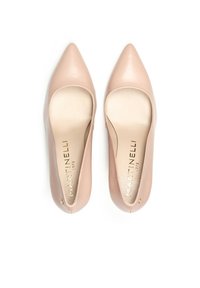 Nude leren pumps met spitse neus en open achterkant, met een gouden logo detail aan de binnenkant. Glad oppervlak met een verfijnde silhouet en een minimalistisch ontwerp.