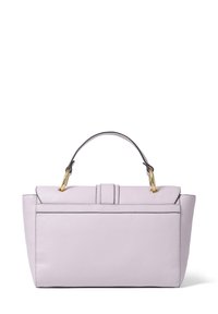 Borsa a mano in pelle lilla con forma strutturata, manico superiore e accenti in metallo dorato. Presenta un pattina pieghevole e una finitura leggermente testurizzata.