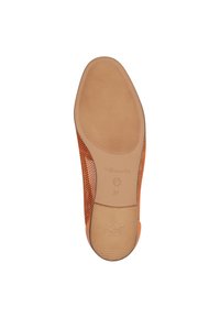 Oranje instapschoen met een mesh bovenwerk en rubberen zool. Heeft een structuur voor grip en een lichtgewicht ontwerp. Maat 37 aangegeven op de zool.