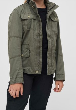 Olijfgroene militaire stijl jas met ritssluiting aan de voorkant, drukknoopjes, twee borstzakken en een verstelbare kraag. Geverfd katoen.