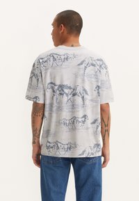 Levi's® VINTAGE - Osnovna majica kratkih rukava - white onyx