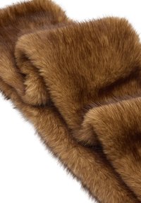 Brąszowa sztuczna futrzana chusta o miękkiej, gęstej teksturze. Materiał ma naturalnie wyglądający połysk i jest złożony, aby pokazać głębię i objętość.