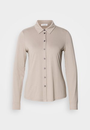 Beige Langarmhemd mit Button-Down-Kragen, vorderen Knöpfen und glatter Textur. Verfügt über lange Ärmel und eine taillierte Passform.