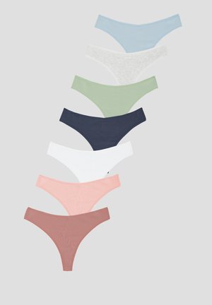 Tanga de tela acanalada apilada en azul, blanco, verde, azul marino, blanco, rosa y malva sobre un fondo gris claro.