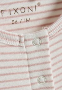 Lättviktsbomullsdräkt med rosa och vita ränder, med en ribbad halsringning och två knappar i fronten. Varumärkesetikett synlig.