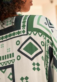 Next GEOMETRIC PRINT KIMONO STANDARD - Letná bunda - green tile print