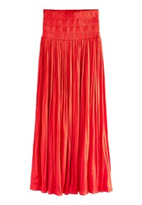 Jupe longue rouge avec taille smockée, tissu fluide à plis, texture lisse et coupe ample. Aucun détail supplémentaire n'est présent.