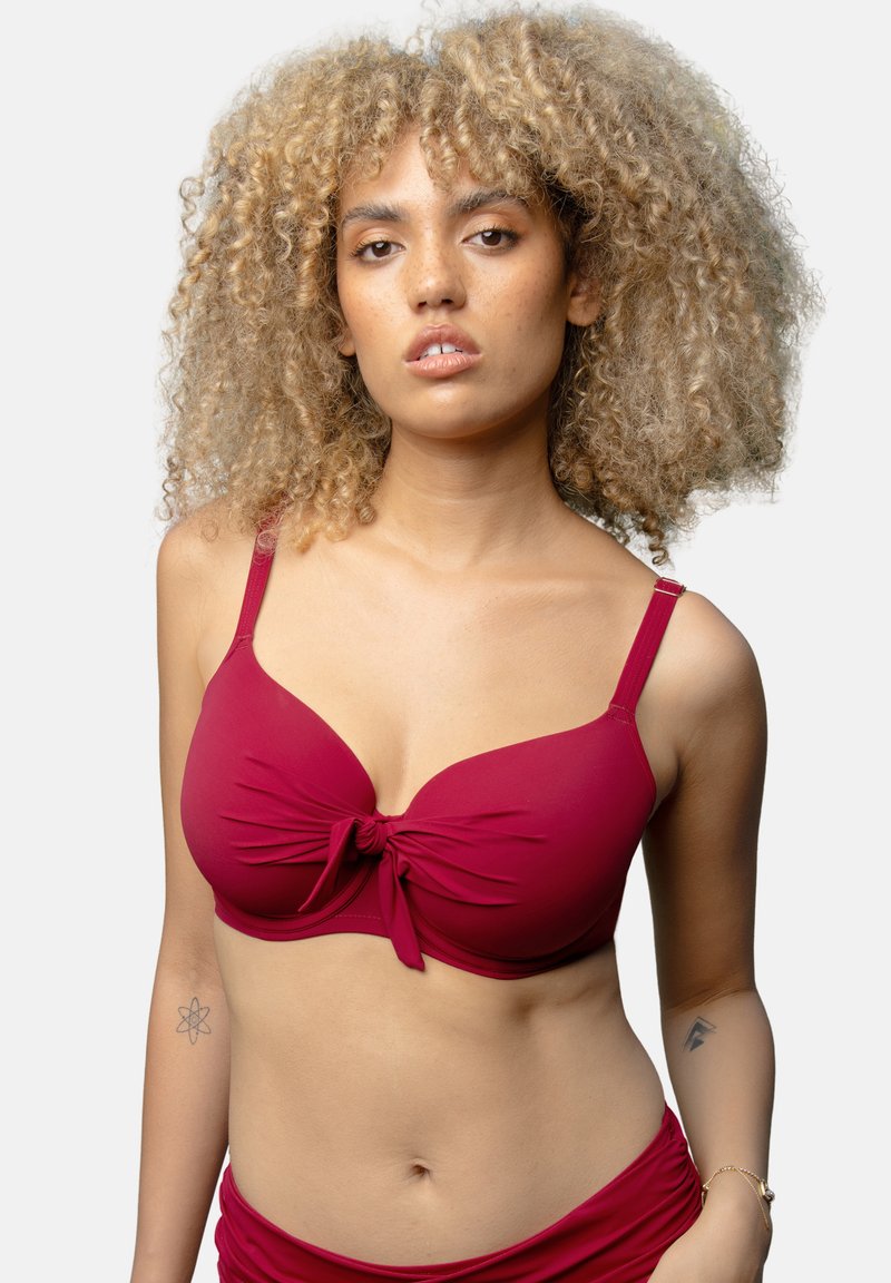 Himbeerroter Bikini-Oberteil mit einem Knoten-Detail in der Mitte, geformten Cups, verstellbaren Trägern und einer glatten Stofftextur.