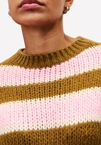 Strickpullover mit breiten horizontalen Streifen in Olivgrün, Hellrosa und Creme. Runder Ausschnitt und strukturierte Stickdetails.