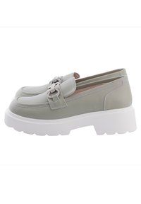 Paire de mocassins en cuir gris clair avec détail chaîne argentée, semelle plateforme blanche épaisse et bout carré arrondi.