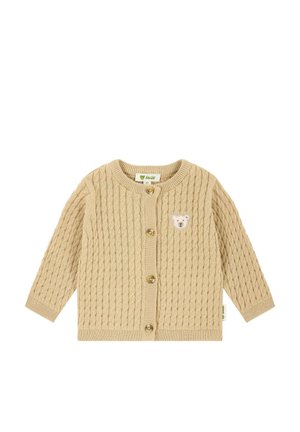 Beige gestrickte Strickjacke mit einem strukturierten Kabelmuster, ausgestattet mit einem Bärenkopf-Patch und fünf Holzknöpfen auf der Vorderseite. Lange Ärmel.