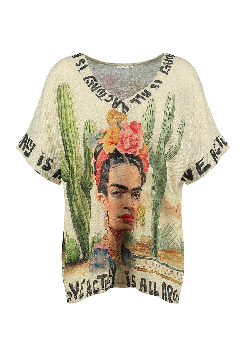 Korte mouw crèmekleurig T-shirt met een kleurrijke print van een vrouw met bloemen in haar haar, cactussen en decoratieve tekst rond de halsopening.