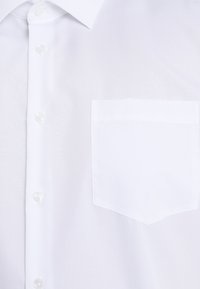 Witte button-up blouse gemaakt van gladde stof, met een klassieke kraag, vijf knopen en een zakje op de linkerkant van de borst.