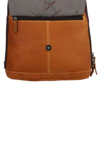 Bolso cruzado de cuero marrón con un bolsillo con cremallera, acentos de metal, costuras en contraste y una textura lisa y pulida. Forro interior impermeable.