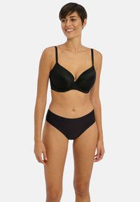 Ensemble de sous-vêtements noirs comprenant un soutien-gorge lisse et rembourré avec des bretelles ajustables et une culotte taille haute. Design simple et sans coutures.