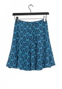 Uppflädrad kjol i blått tyg med ett mörkt blommönster. Designad med midjeband och knappstängning bak.