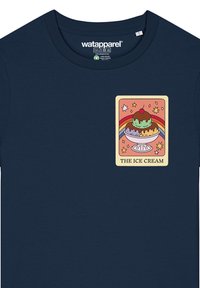 Navy-blaues Baumwoll-T-Shirt mit einem bunten Eiscreme-Graphic und einer Kirsche oben drauf, umgeben von Sternen und einem Regenbogen-Motiv.