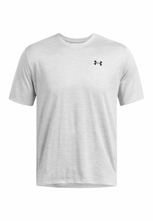 T-shirt gris clair à manches courtes en tissu texturé, avec un motif rayé subtil et un logo noir sur la zone de la poitrine gauche.