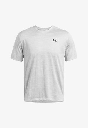 T-shirt gris clair à manches courtes en tissu texturé, avec un motif rayé subtil et un logo noir sur la zone de la poitrine gauche.