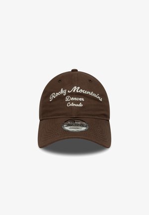 Braune Stoffmütze mit den aufwendig in Weiß gestickten Schriftzügen "Rocky Mountains", "Denver" und "Colorado". Verstellbarer Riemen auf der Rückseite.