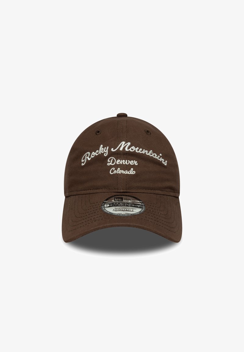 Gorra de tela de color marrón con "Rocky Mountains," "Denver" y "Colorado" bordados en blanco. Correa ajustable en la parte posterior.