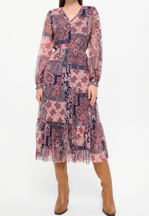 Lange, vloeiende jurk met lange mouwen, met een mix van bloemen- en paisleyprints in roze, marineblauw en crème. Elastische taille en een gerimpelde zoom.