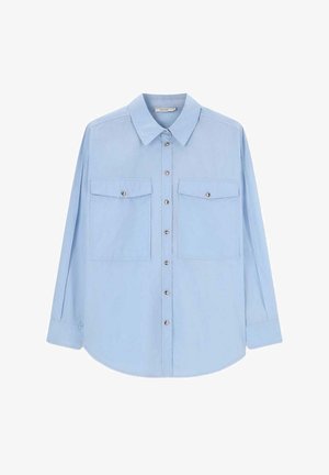 Lichtblauw overhemd met lange mouwen van gladde stof, met een klassieke kraag, twee borstzakken en metalen knoopsluitingen aan de voorkant.