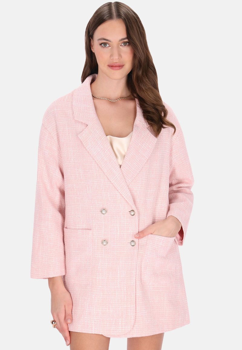Blazer doppiopetto rosa chiaro con texture, maniche lunghe, revers a incavo e dettagli con bottoni argentati, con tasca frontale.
