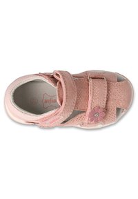 Różowe zamszowe buty z dwiema regulowanymi ramiączkami na rzep. Posiada perforacje zapewniające wentylację oraz akcent w postaci kwiatu w pobliżu ramiączka.