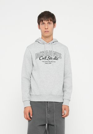 Grauer Kapuzenpullover mit Kordelzug, versehen mit dem aufgedruckten Logo "JACK & JONES Coll. Studio." Weicher Stoff und gerippte Bündchen und Saum.