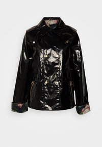 Veste noire brillante à double boutonnage avec boutons dorés, poches zippées, grand col et poignets intérieurs à motif floral retournés vers l'extérieur.
