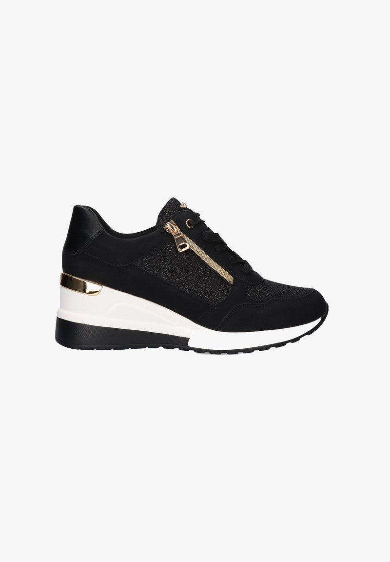 Zapatilla negra con tela texturizada y paneles de cuero, con detalle de cremallera dorada y tacón cuña; media suela blanca y suela negra.