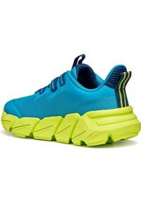 Scarpa sportiva blu con parte superiore in mesh testurizzato, suola spessa giallo-verde, lacci blu scuro e una linguetta sul tallone.