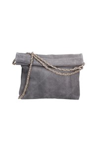 Borsa a pochette in suede grigio con motivo trapuntato, dotata di una tracolla in catena dorata. Il design include una chiusura a ribalta.