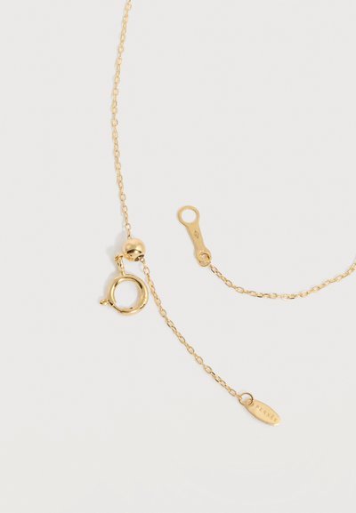 Χρυσό κολιέ με αλυσίδα, κούμπωμα τύπου ελατηρίου και μικρή ορθογώνια ταμπέλα με χαραγμένο το "PERSEE" σε λευκό φόντο.