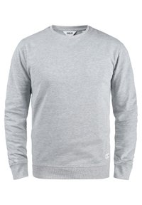 Grauer Rundhals-Sweatshirt aus weichem Stoff, mit langen Ärmeln, gerippten Manschetten und einem kleinen Markenlabel auf der Unterseite.