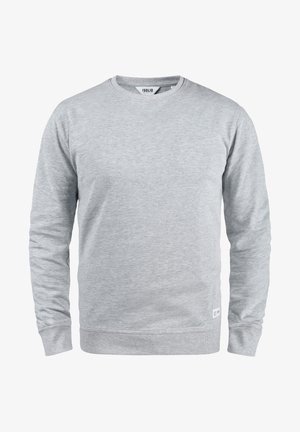 Grå crewneck sweatshirt i blødt materiale, med lange ærmer, ribbede manchetter og et lille mærke i bunden.