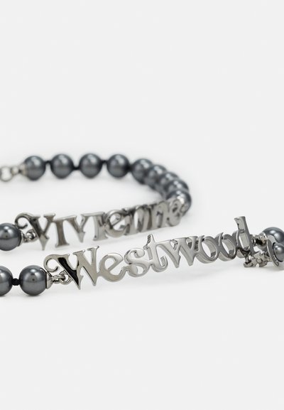 Hämatitperlenkette mit silbernen Buchstabenanhängern, die "Vivienne" und "Westwood" buchstabieren, mit einer glatten Textur und polierten Oberflächen.
