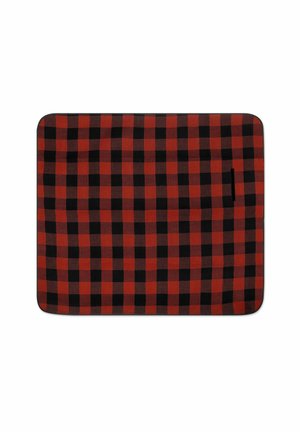 Tela rectangular a cuadros rojos y negros con esquinas redondeadas y una pequeña anilla negra en un lado.