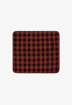 Tela rectangular a cuadros rojos y negros con esquinas redondeadas y una pequeña anilla negra en un lado.