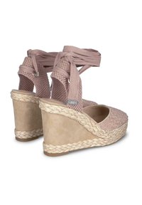 Zeppe espadrille intrecciate rosa con accenti in juta intrecciata, caratterizzate da una parte superiore testurizzata e lacci avvolgenti alla caviglia. Design a punta chiusa.