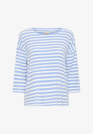 Løs t-shirt med lange ærmer med lyseblå og hvide vandrette striber og rund halsudskæring.