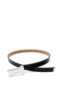 Czarny skórzany pasek Michael Kors z prostokątną srebrną klamrą, wzór teksturowany na pasku oraz małe otwory do regulacji.