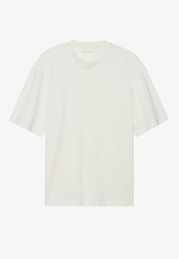 Camiseta blanca de manga corta con cuello redondo, hecha de una tela ligera y texturizada, con un corte relajado y un sutil patrón jaspeado.
