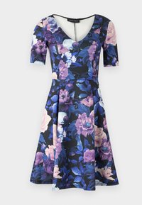 Virágmintás ruha V kivágással és rövid ujjal; fekete háttérrel rendelkezik, amelyet nagy lila és rózsaszín virágok díszítenek, puha anyagból készült, bővülő szoknyával.