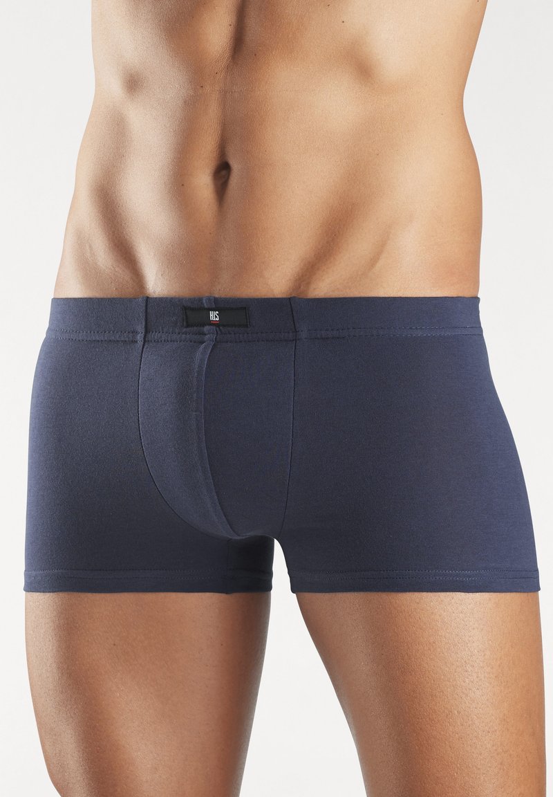 Marineblaue Boxershorts aus weichem, dehnbarem Material, mit einer engen Passform, elastischem Bund mit Logo-Tag und ohne sichtbare Nähte.