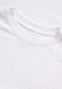 Witte katoenen t-shirt met een geribbelde ronde hals, zachte textuur en een gladde afwerking, met een eenvoudig ontwerp zonder patronen of accenten.