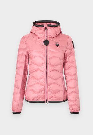 Chaqueta rosa acolchada con capucha, cremallera frontal, ribete negro en los puños y el dobladillo, y pequeños parches de marca en el pecho y la manga.